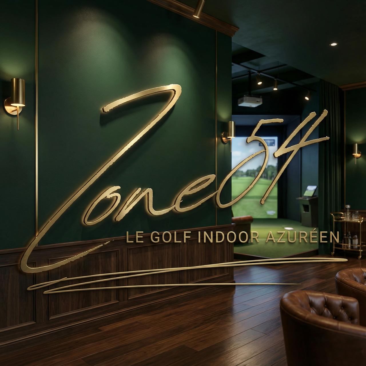 Intérieur du club Zone 54 : mur vert forêt, logo doré, mobilier Chesterfield et simulateur