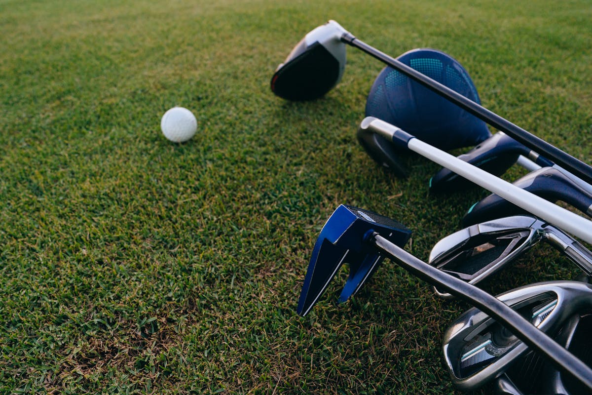 Clubs de golf et balle sur le green
