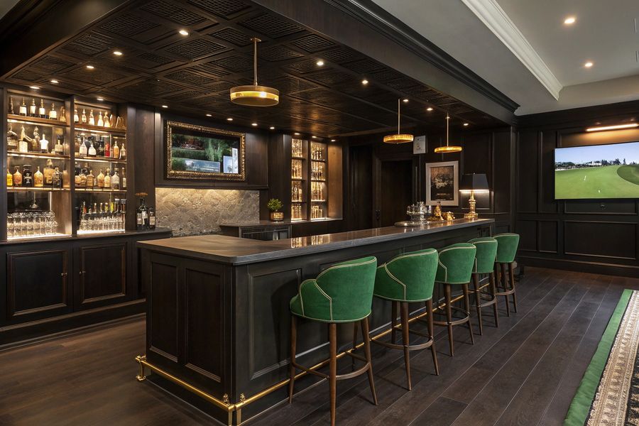 Bar du club avec écran de simulation de golf