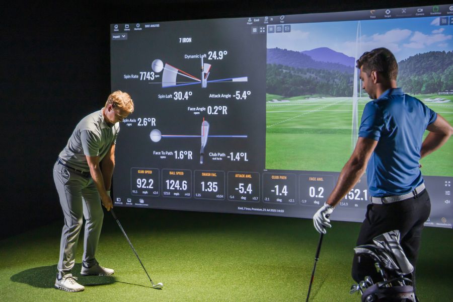 Joueur sur simulateur TrackMan avec analyse de swing