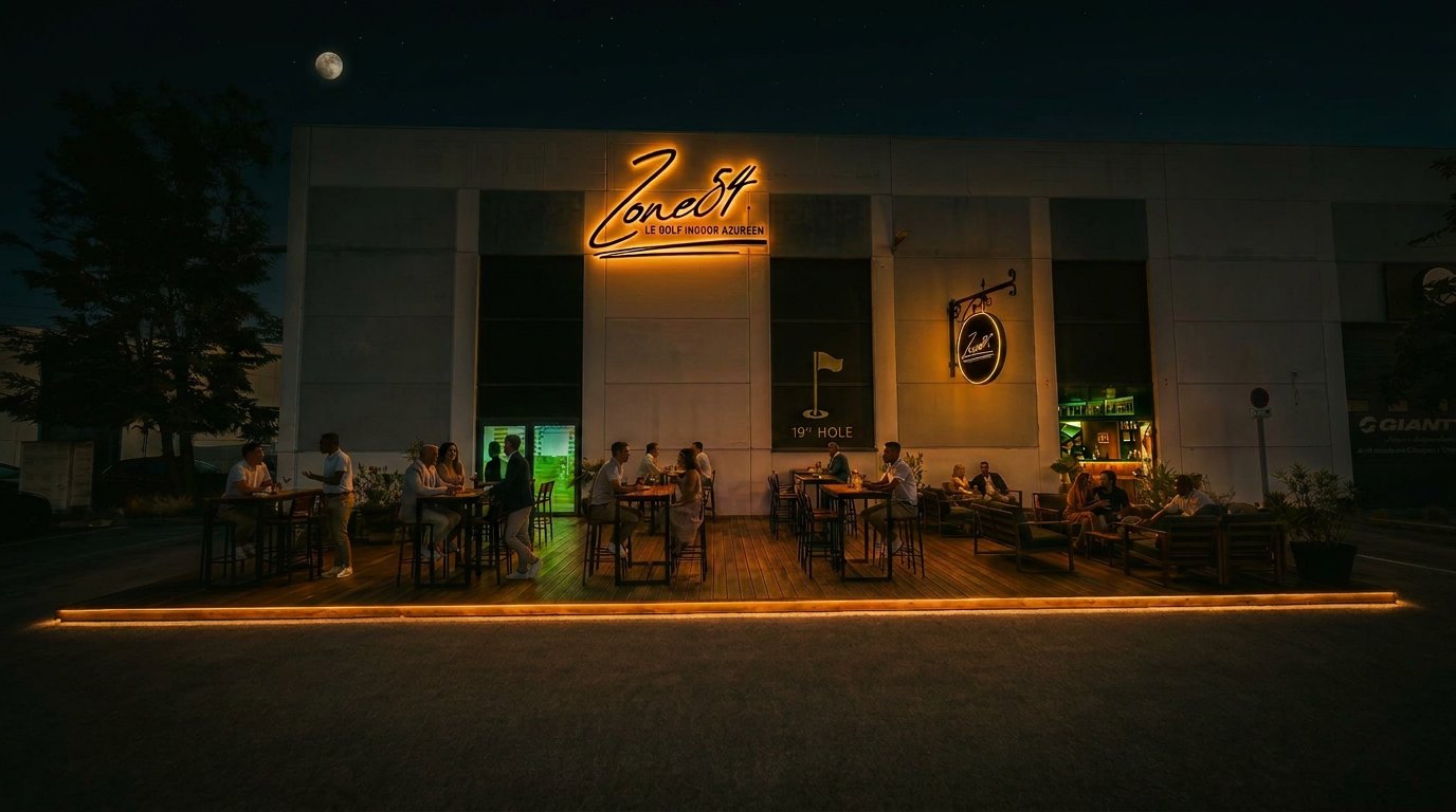 Zone 54 illuminé de nuit, sa terrasse et son enseigne